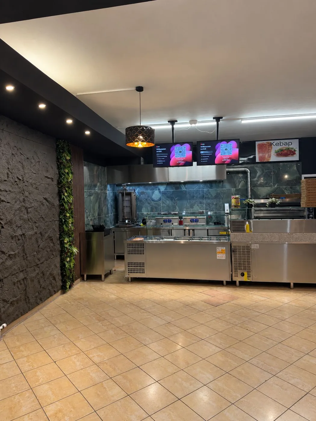 Theke mit Dönerspieß und Pizzaofen
